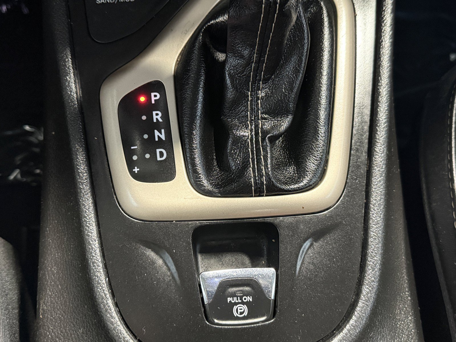 Used 2017 Jeep Cherokee Limited AWD/4WD image 18