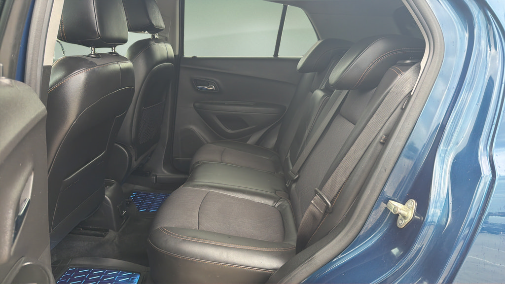 Used 2020 Chevrolet Trax LT w/ LT Convenience Package AWD/4WD image 14