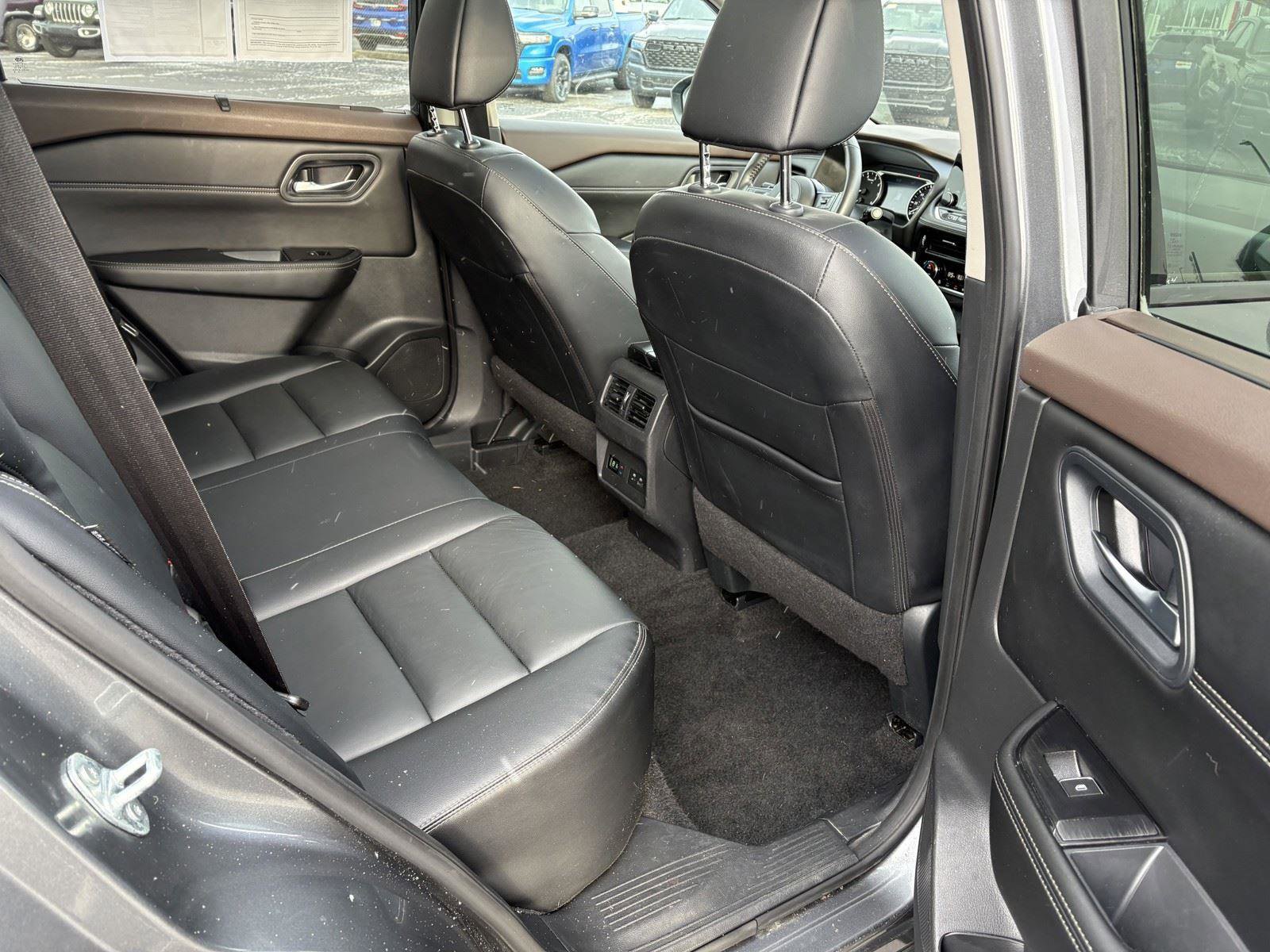 Used 2023 Nissan Rogue SL w/ SL Premium Package image 12