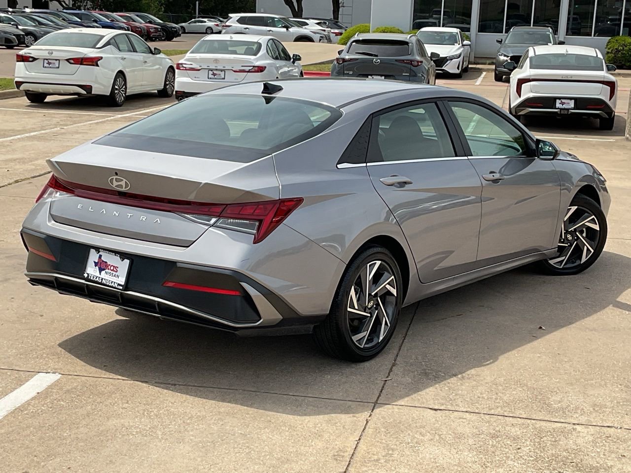 Used 2025 Hyundai Elantra SEL image 5