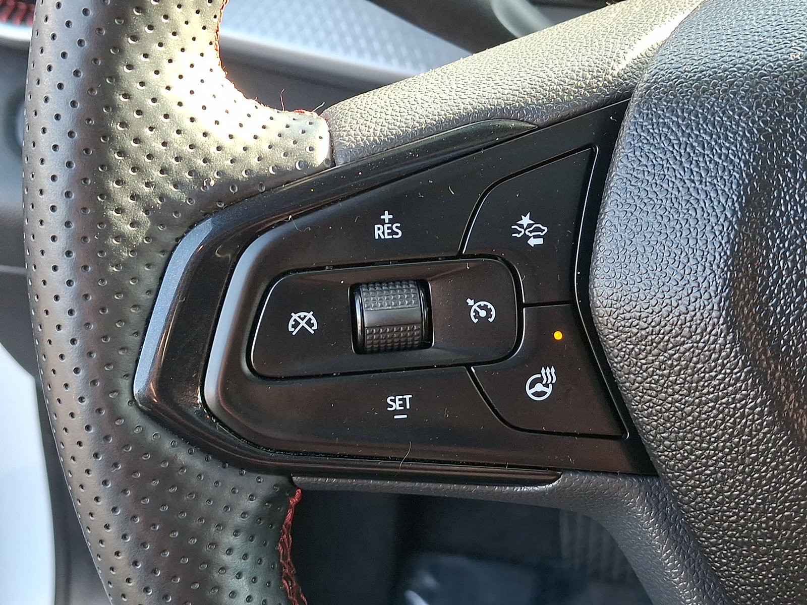 Certified 2025 Chevrolet Trax RS w/ Sunroof Package image 21