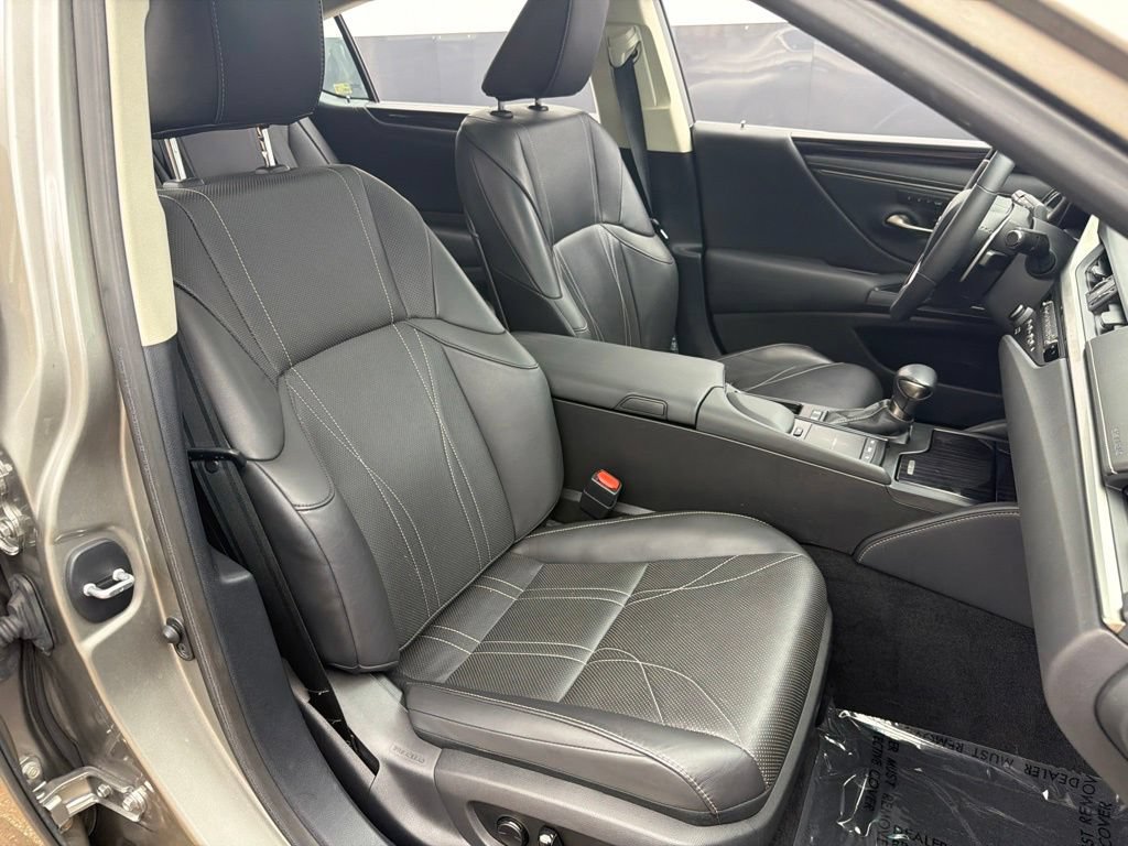 Used 2020 Lexus ES 300h w/ Luxury Package FWD image 29