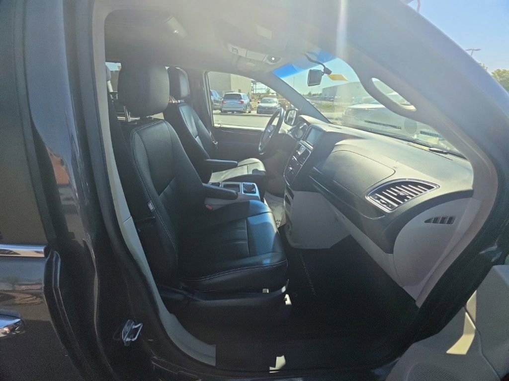 Used 2016 Chrysler Town & Country Touring w/ Driver Convenience Group FWD image 27