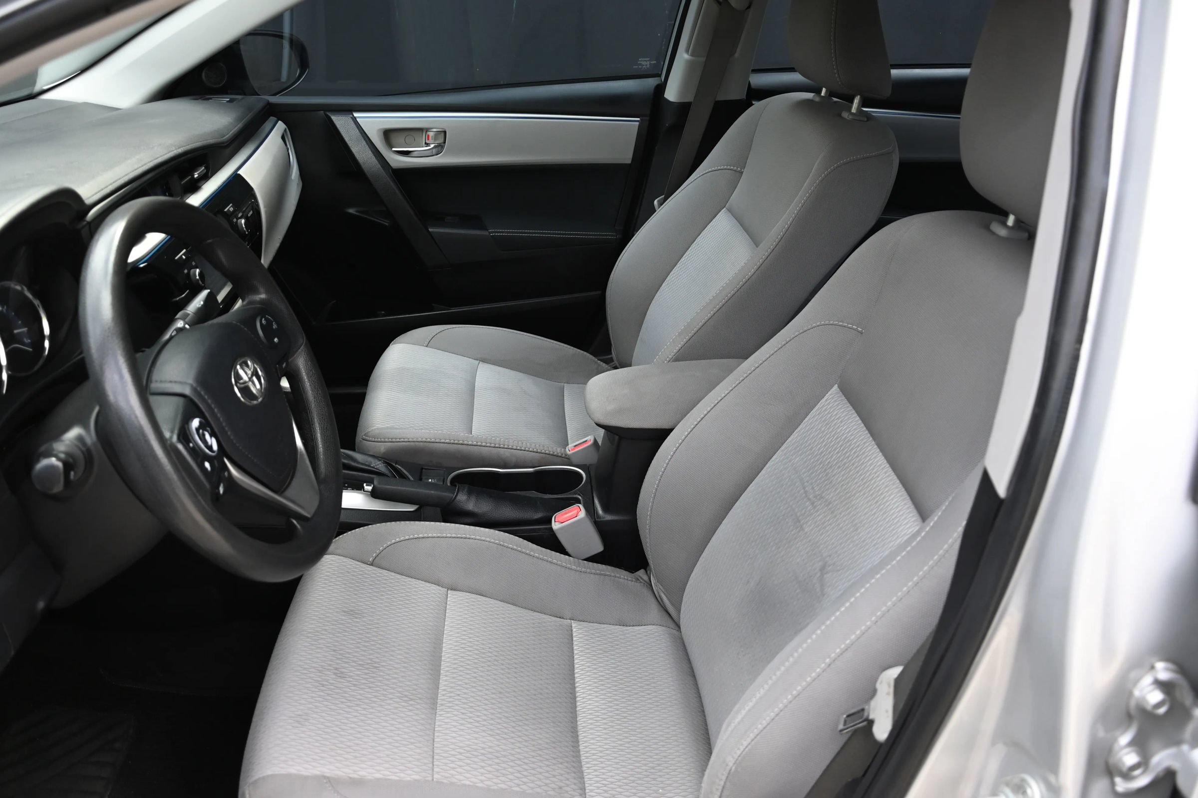 Used 2015 Toyota Corolla LE FWD image 13