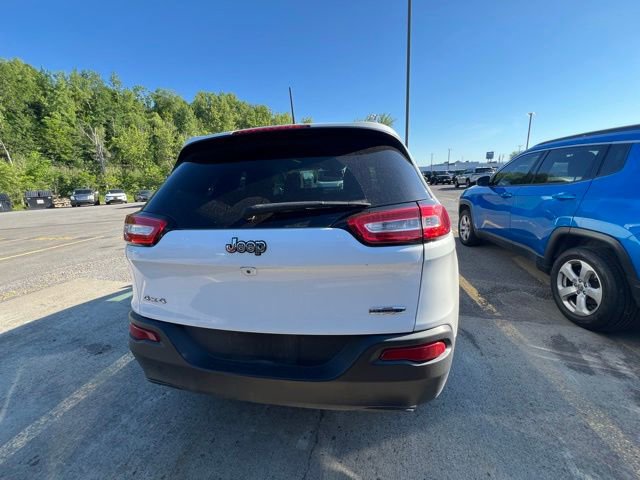 Used 2018 Jeep Cherokee Latitude Plus w/ Cold Weather Group AWD/4WD image 5