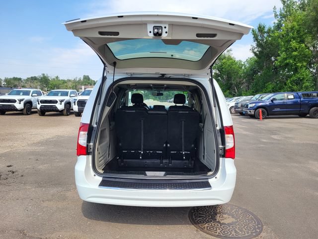 Used 2016 Chrysler Town & Country Touring FWD image 29