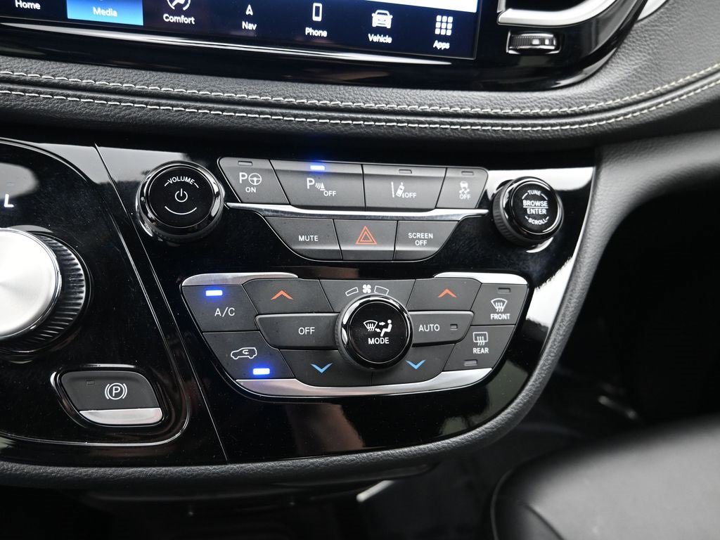 Used 2024 Chrysler Pacifica Select image 19