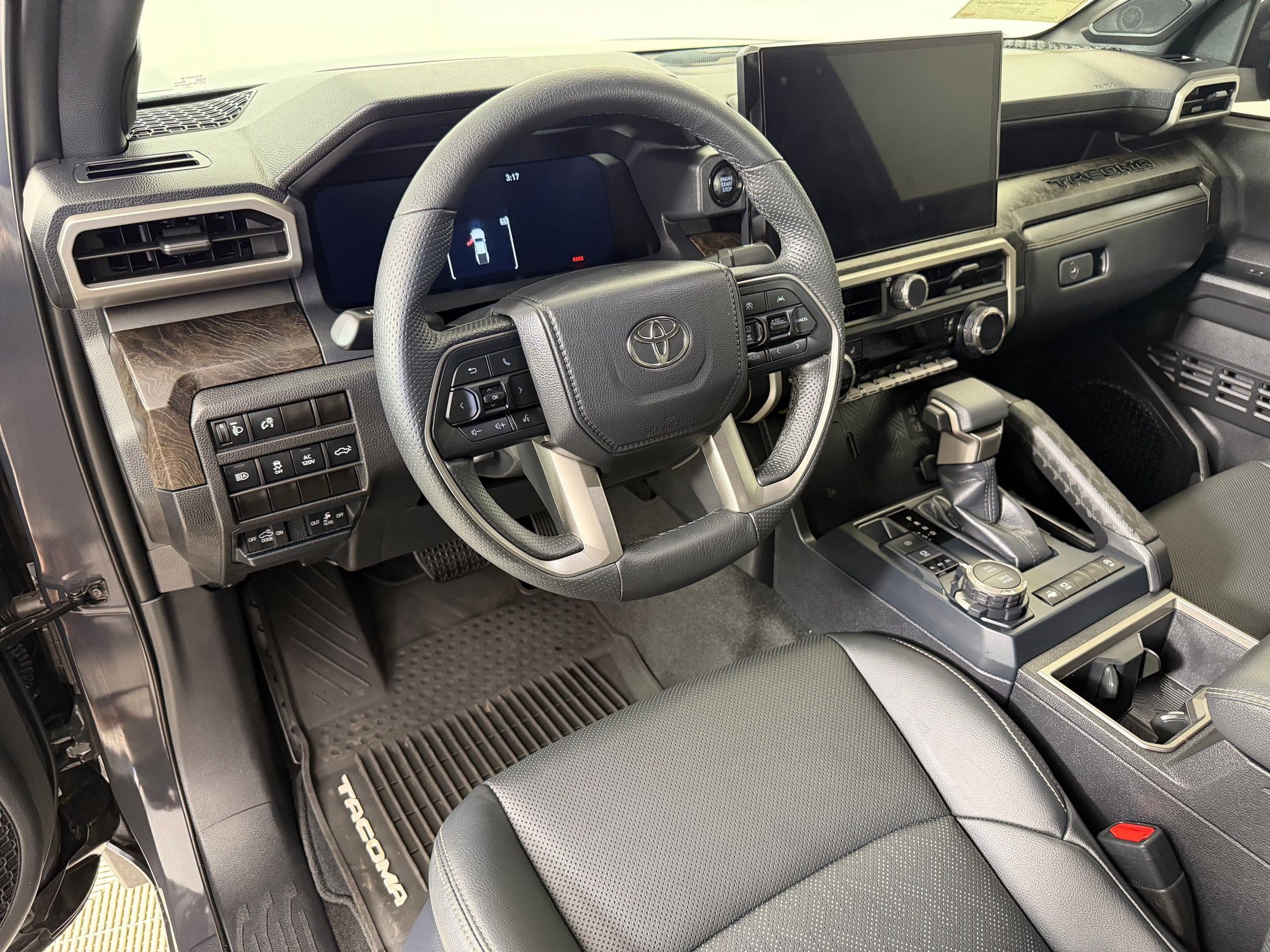 Used 2025 Toyota Tacoma Limited AWD/4WD image 4