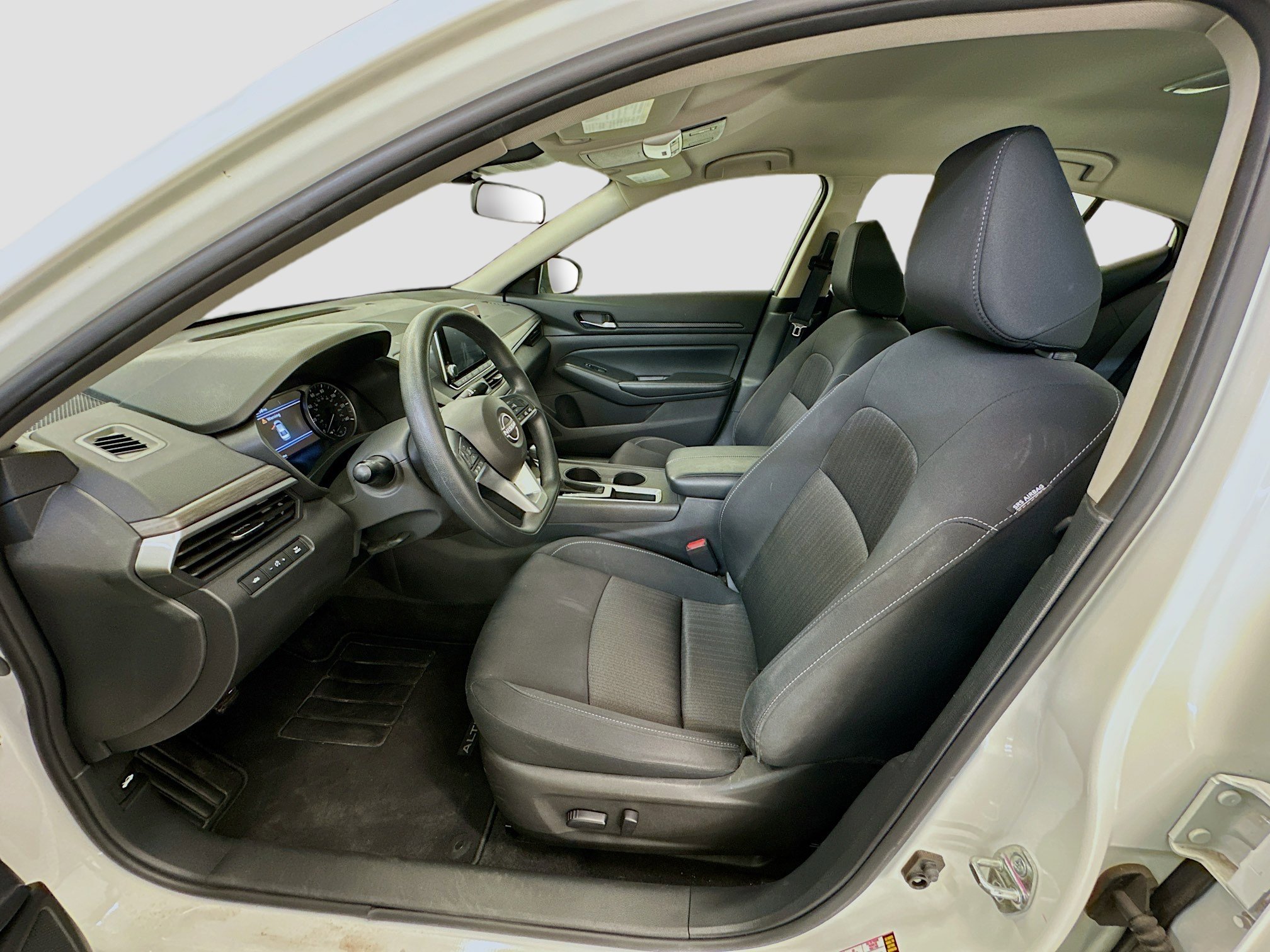 Used 2025 Nissan Altima 2.5 SV image 13