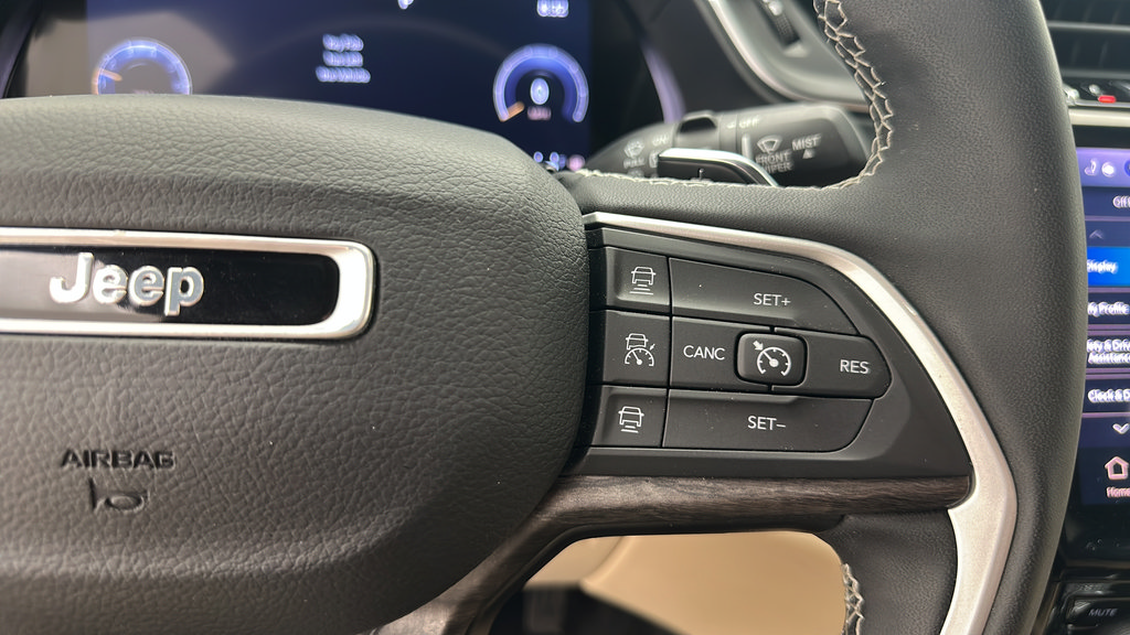 Used 2023 Jeep Grand Cherokee Limited w/ Luxury Tech Group II AWD/4WD image 19