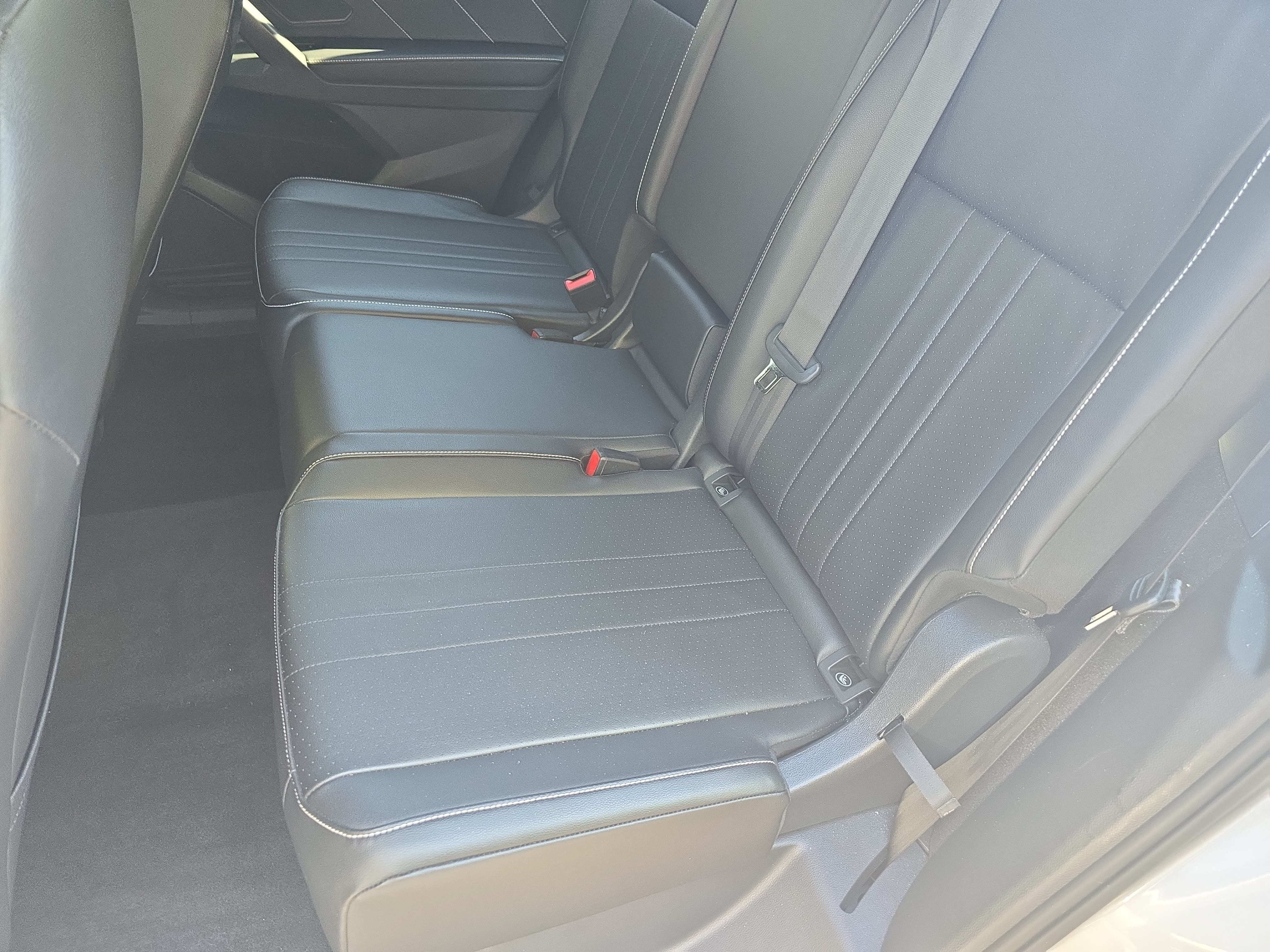 Certified 2022 Volkswagen Tiguan SE R-Line FWD image 15