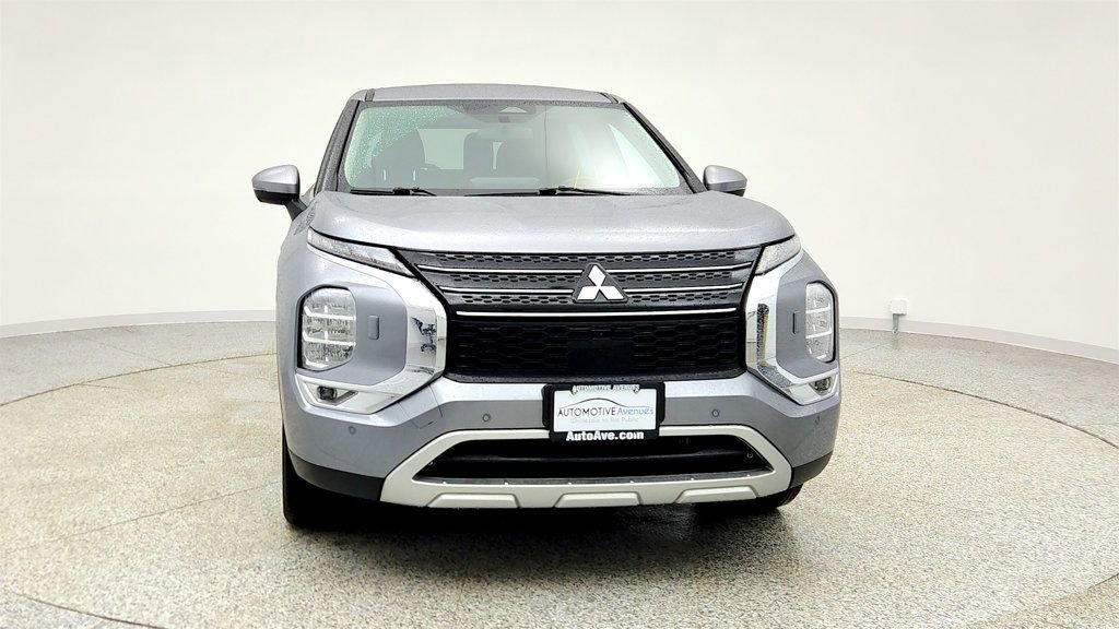 Used 2023 Mitsubishi Outlander SE image 2