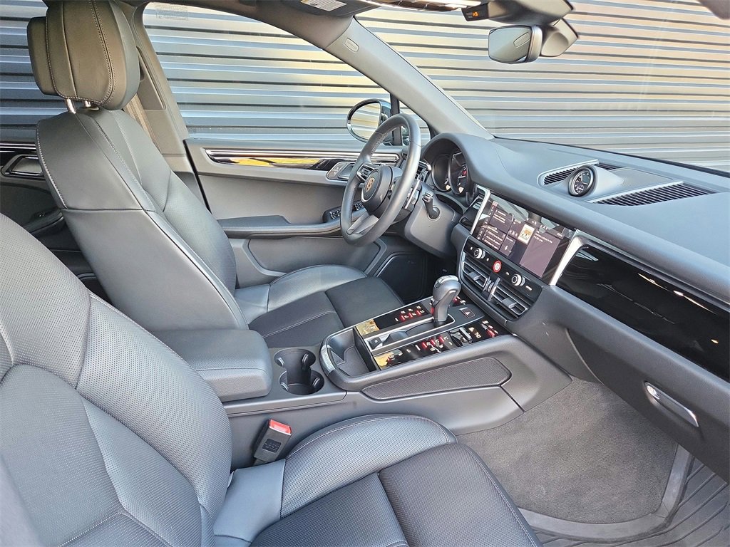 Used 2025 Porsche Macan image 18