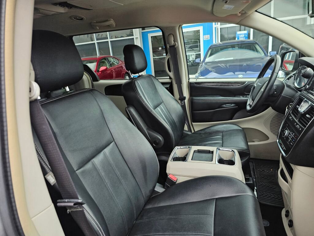 Used 2016 Chrysler Town & Country Touring image 13