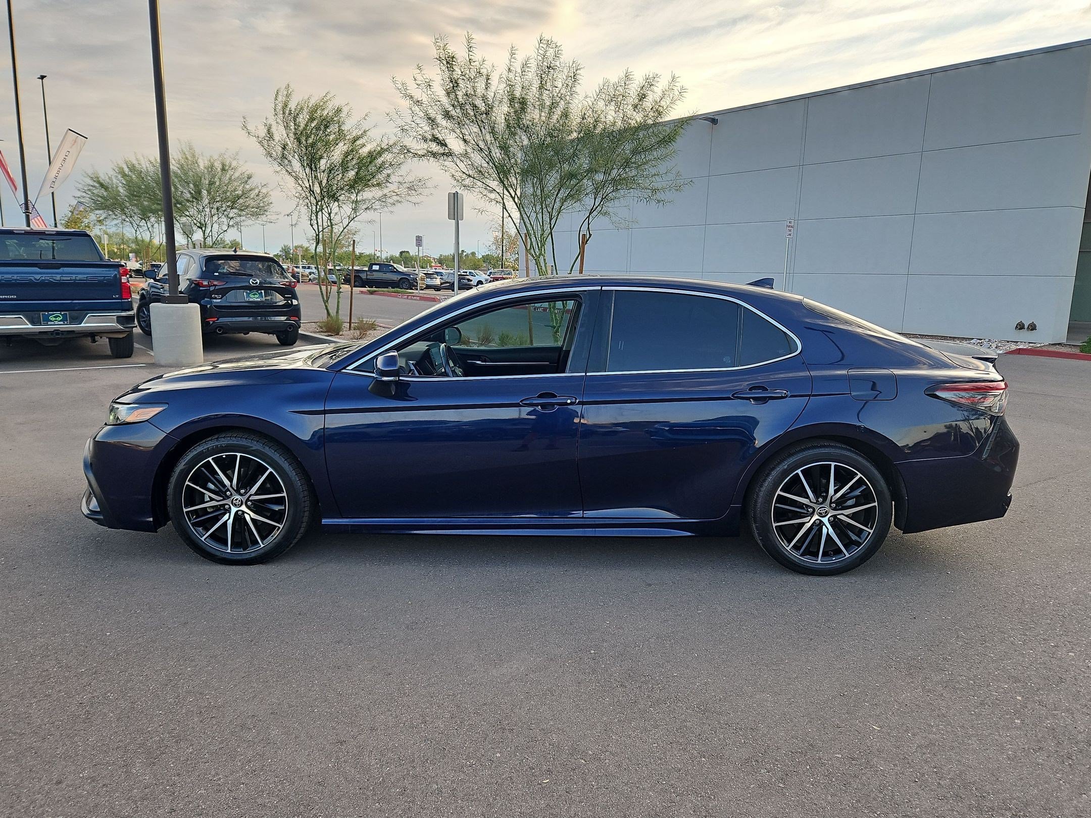 Used 2021 Toyota Camry SE w/ Convenience Package FWD image 2