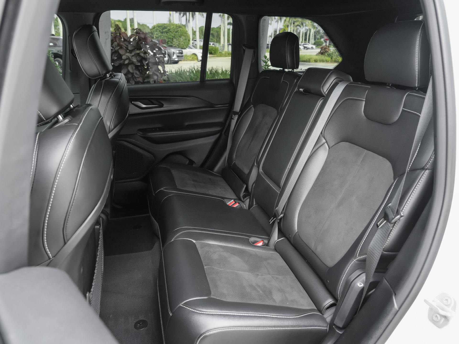 Used 2023 Jeep Grand Cherokee Altitude AWD/4WD image 19