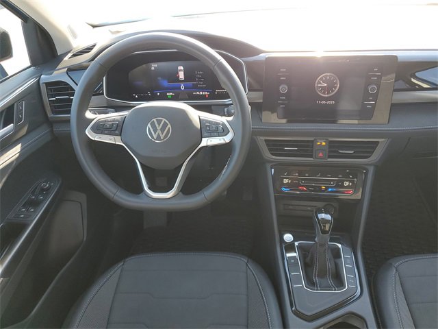 Certified 2025 Volkswagen Taos SE image 17