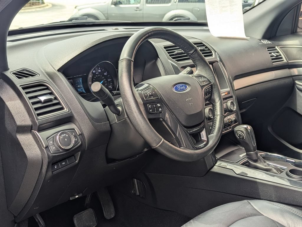 Used 2018 Ford Explorer XLT w/ Equipment Group 202A FWD image 9