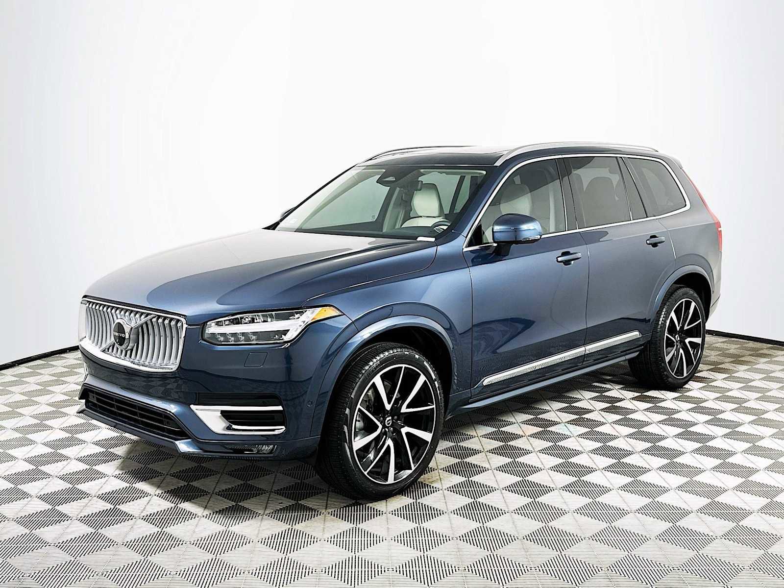 Used 2025 Volvo XC90 B5 Plus image 3