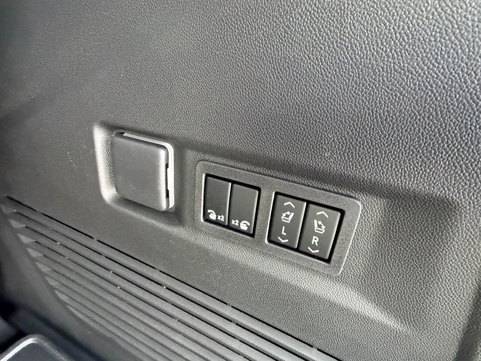 New 2026 GMC Yukon Elevation w/ Elevation Premium Package image 34