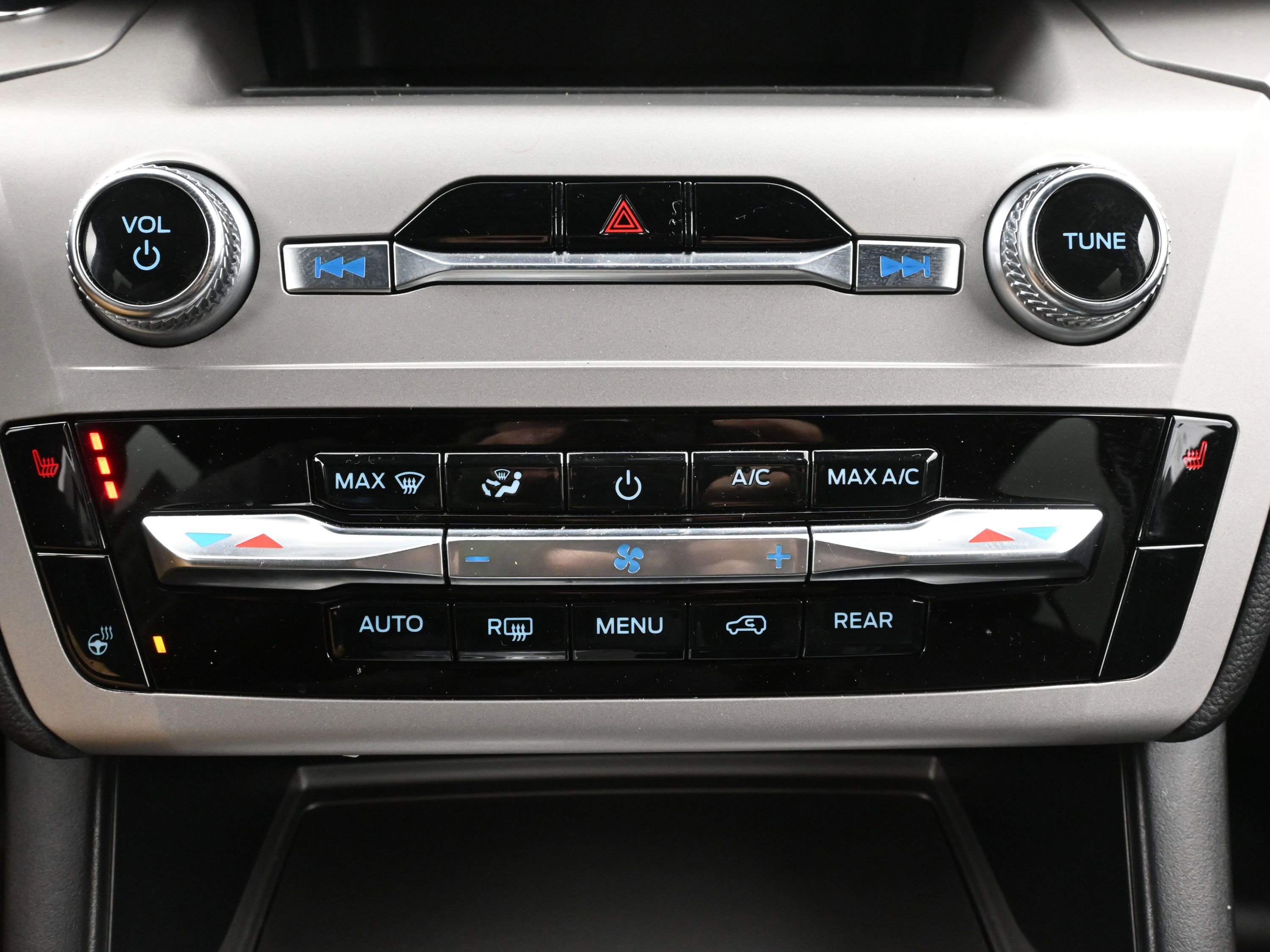 Used 2023 Ford Explorer XLT w/ Equipment Group 202A image 17