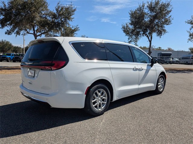 New 2026 Chrysler Pacifica Select image 4