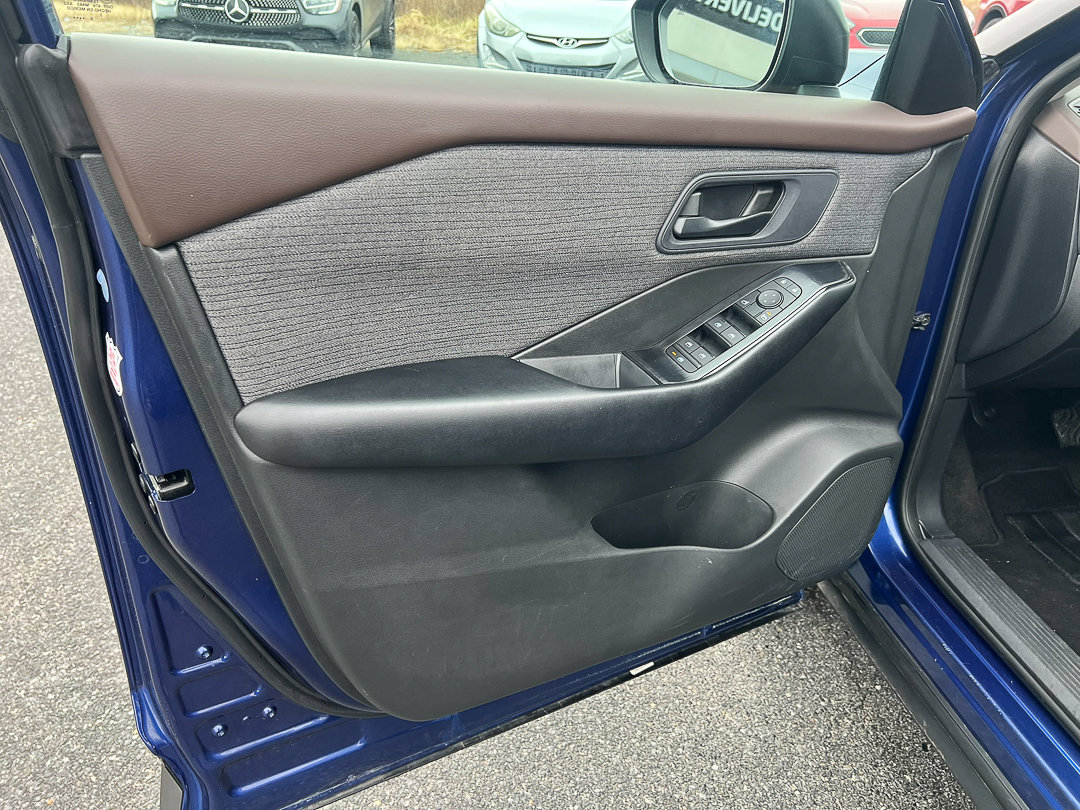 Used 2023 Nissan Rogue S image 12