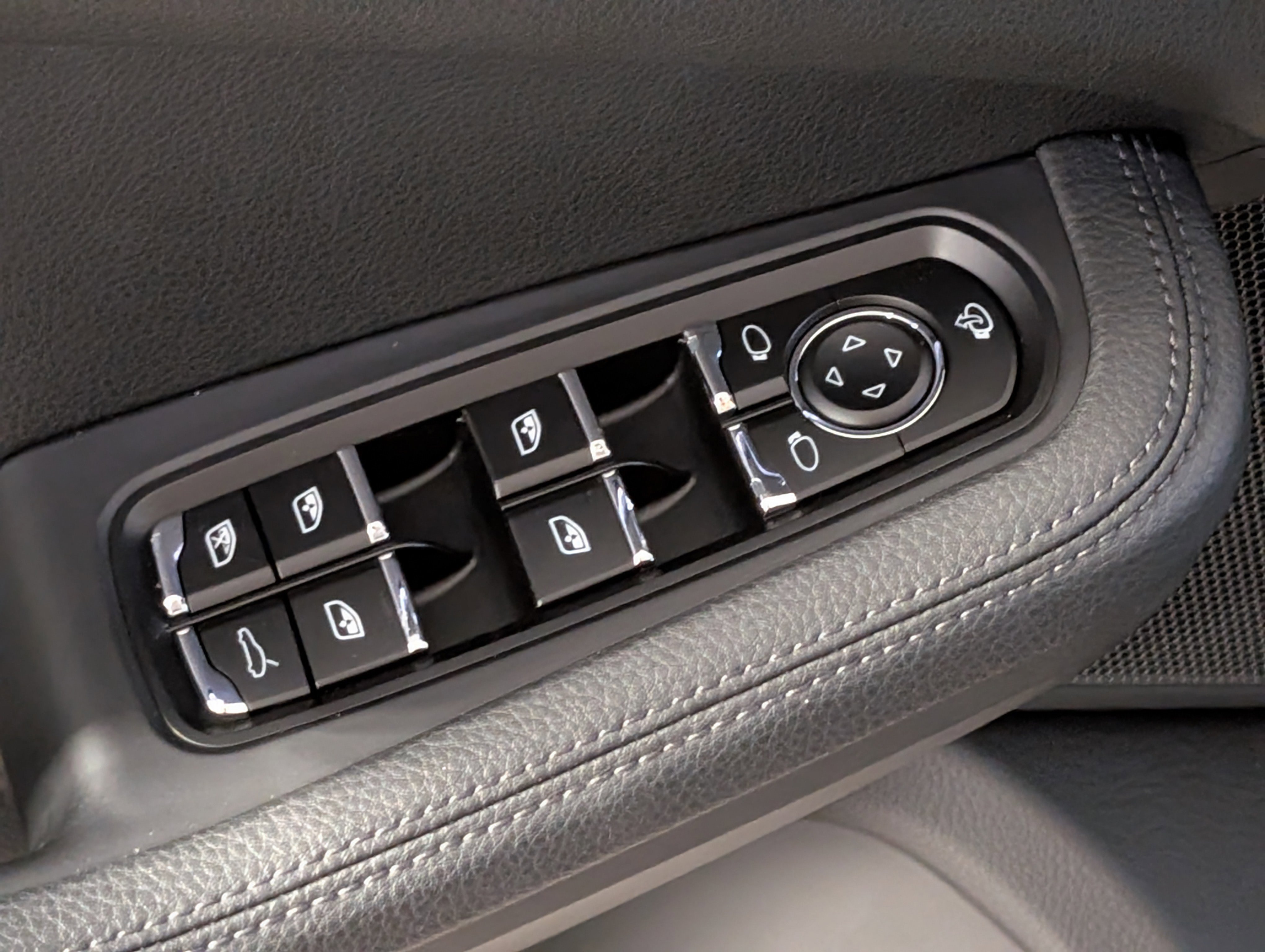 Certified 2025 Porsche Macan image 23