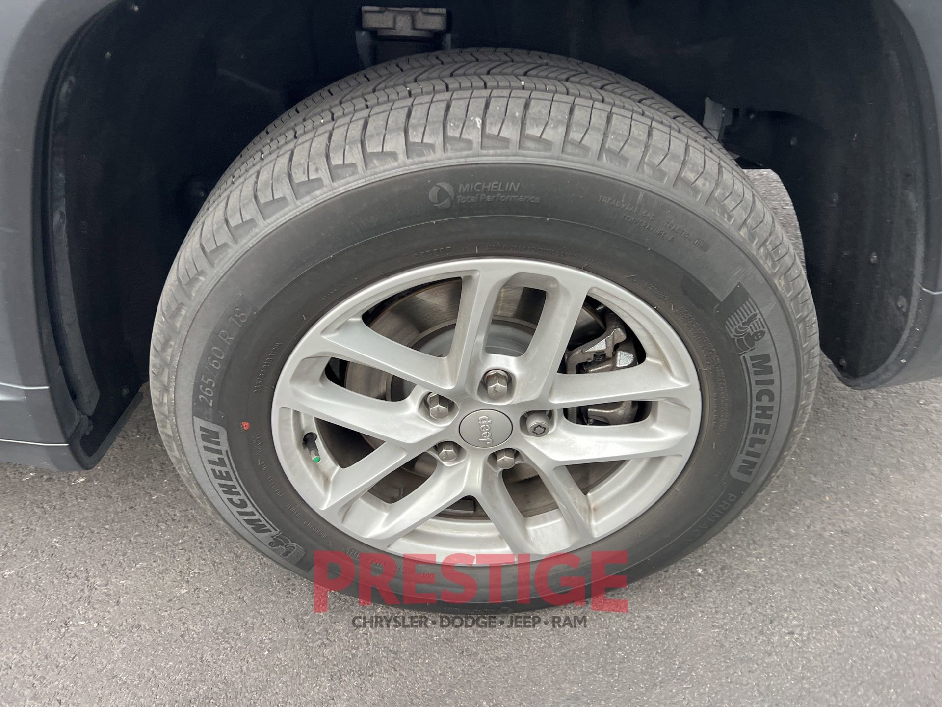 Used 2023 Jeep Grand Cherokee L Laredo image 11