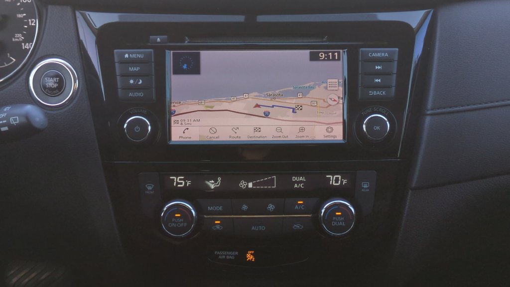 Certified 2018 Nissan Rogue SV w/ Premium Package FWD image 15