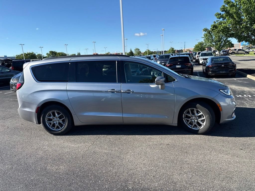 Used 2021 Chrysler Pacifica Touring w/ Uconnect Theater Family Group FWD image 11