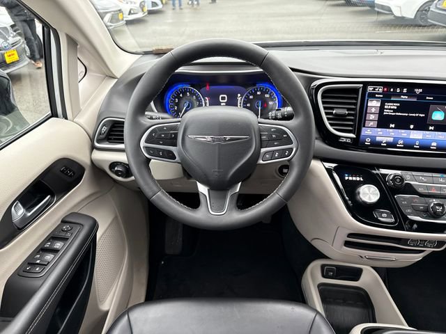 Used 2024 Chrysler Pacifica Touring-L image 30