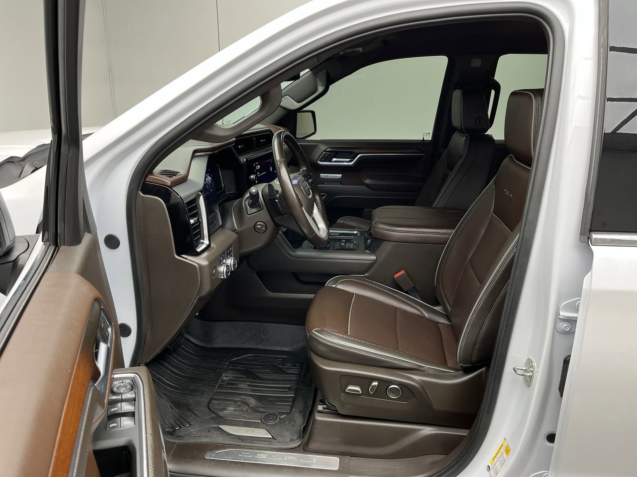 Used 2024 GMC Sierra 1500 Denali AWD/4WD image 3