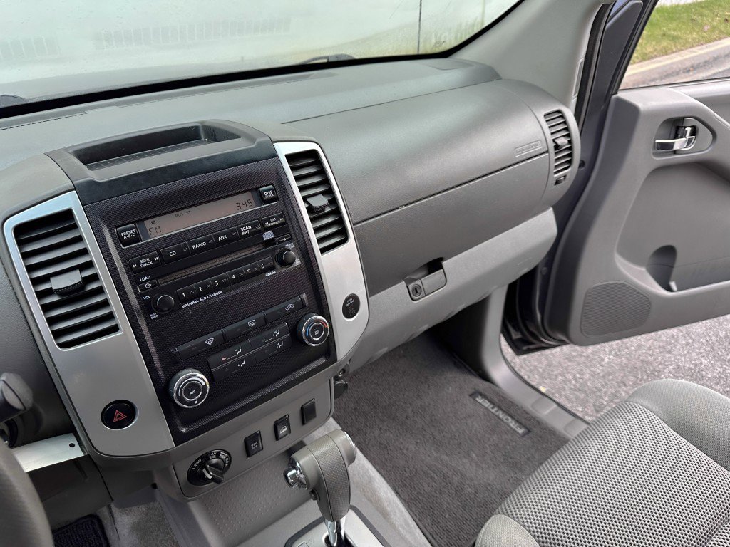 Used 2011 Nissan Frontier SV w/ SV Premium Utility Pkg AWD/4WD image 22