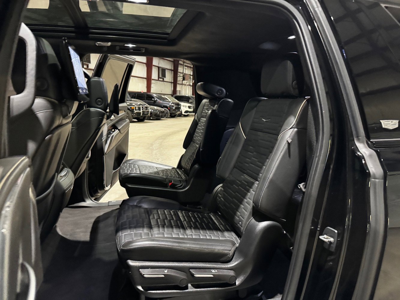 Used 2021 Cadillac Escalade ESV Sport Platinum w/ LPO, ONYX Package image 18