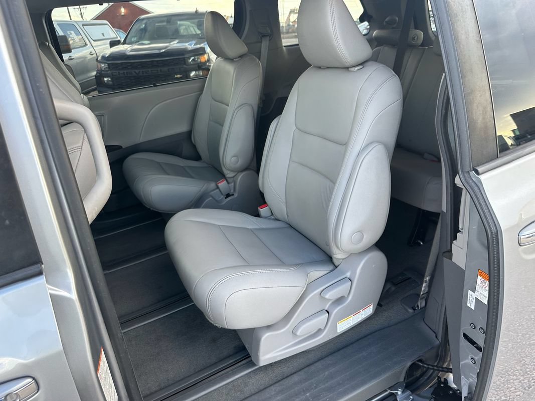 Used 2018 Toyota Sienna XLE w/ XLE Navigation Package AWD/4WD image 30