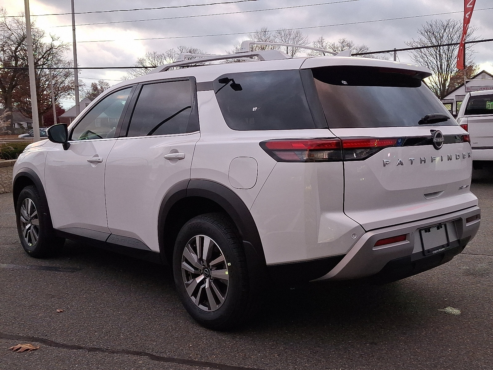 New 2025 Nissan Pathfinder SL image 3