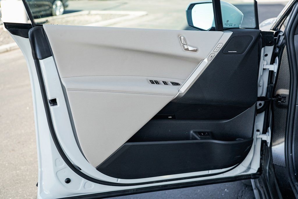 Used 2025 BMW iX xDrive50 image 9