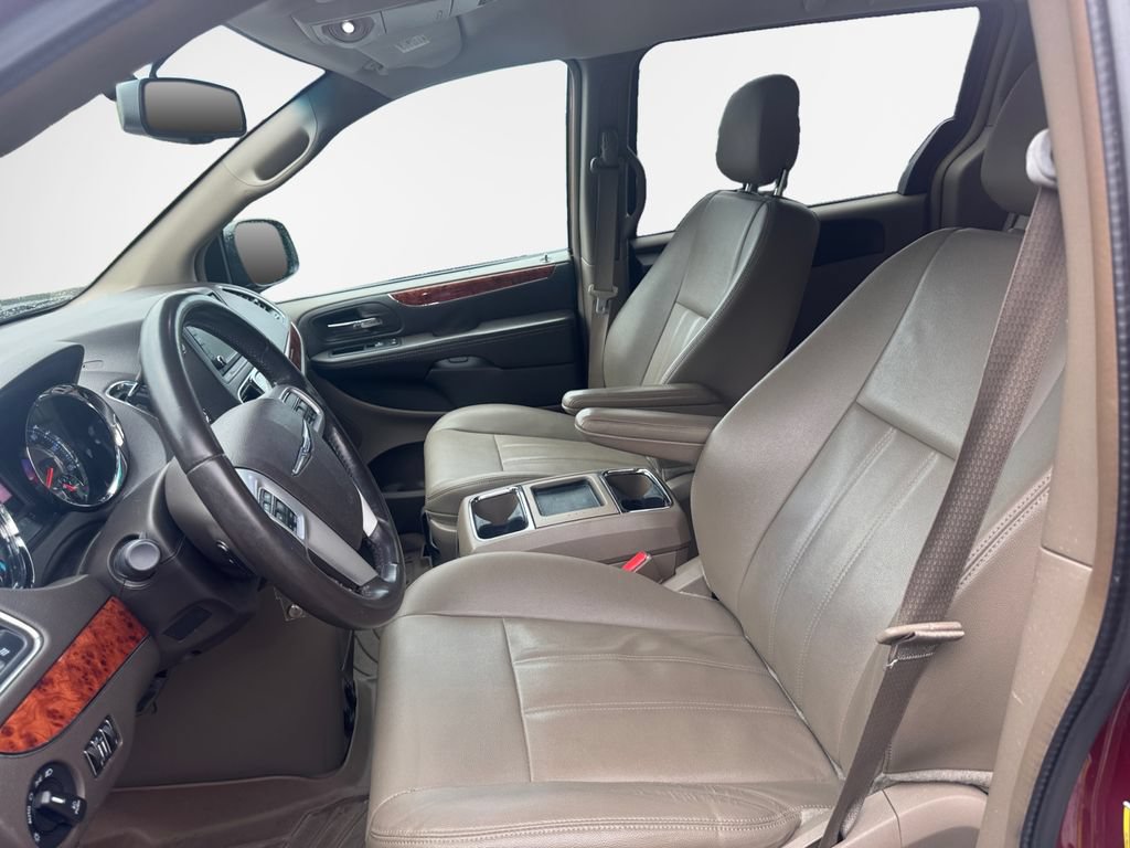 Used 2016 Chrysler Town & Country Touring FWD image 12