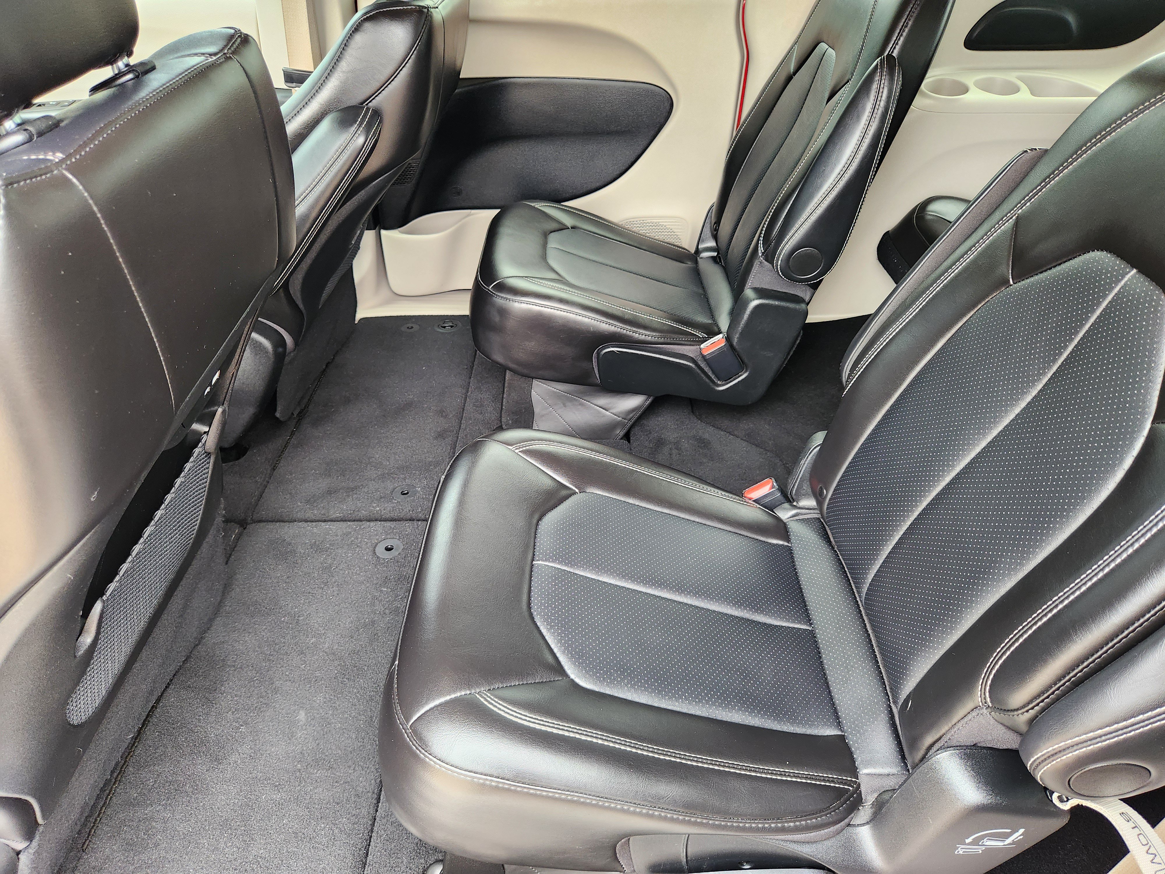 Used 2024 Chrysler Pacifica Touring-L FWD image 32