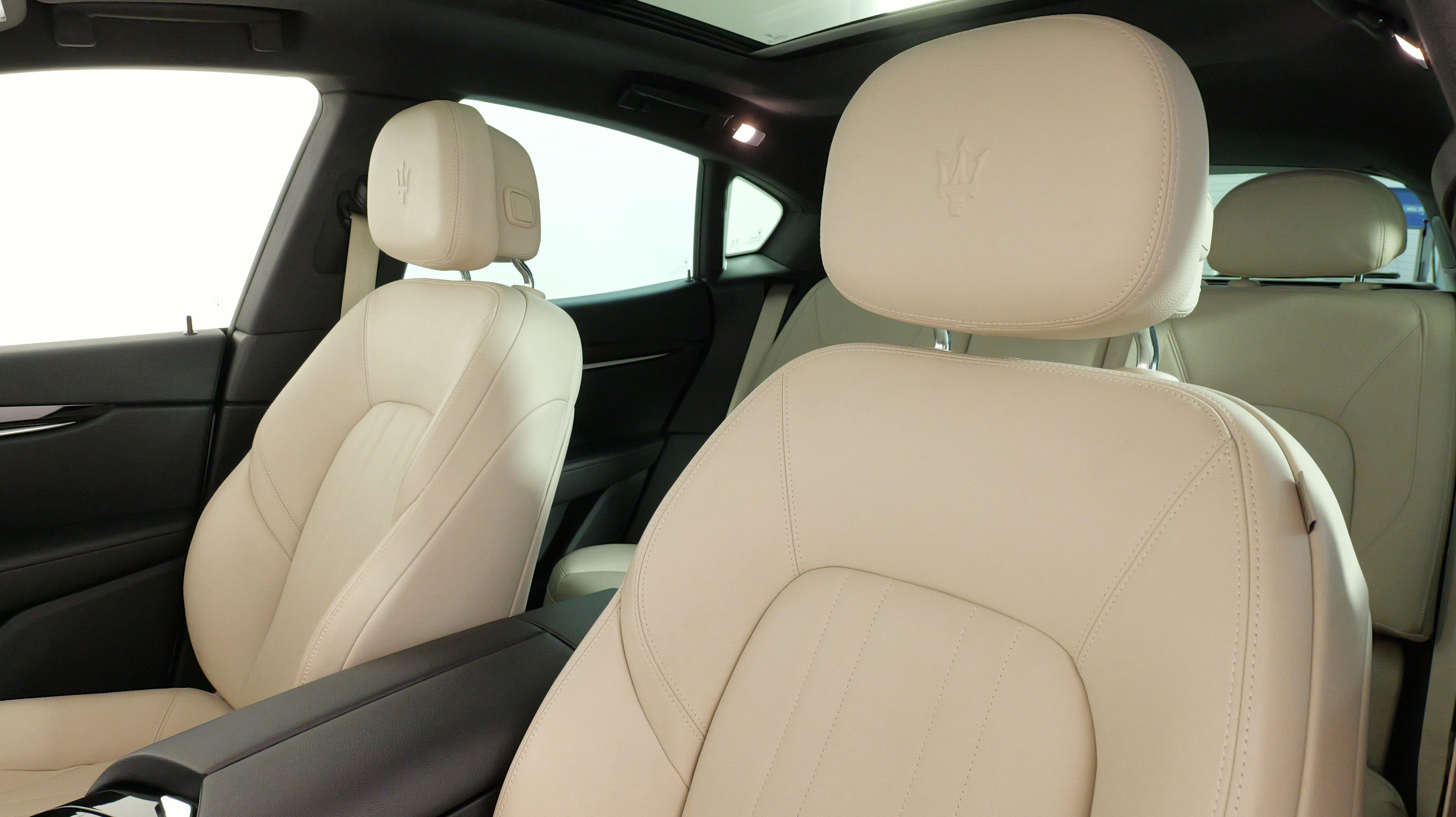 Used 2018 Maserati Levante image 31