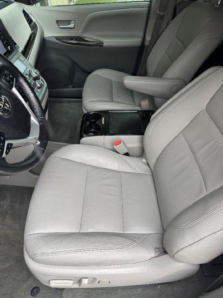 Used 2018 Toyota Sienna XLE Premium FWD image 20