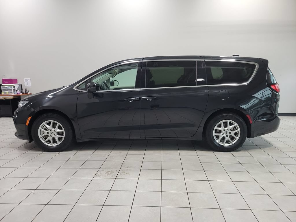 Certified 2023 Chrysler Pacifica Touring-L FWD image 9