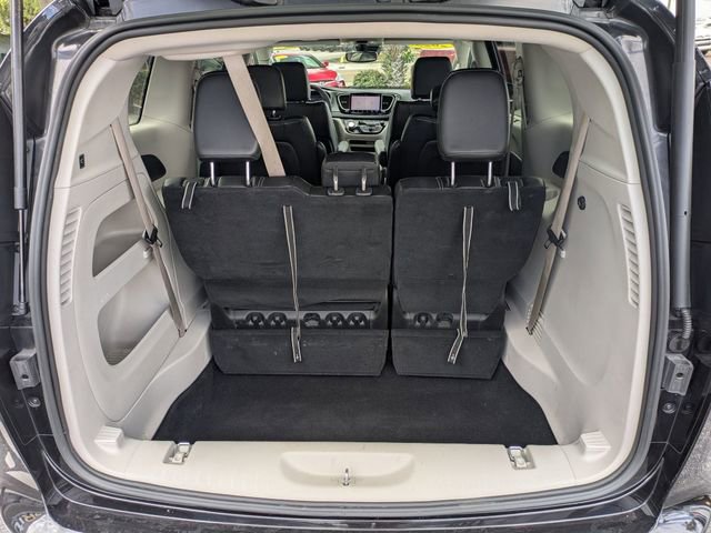 Used 2023 Chrysler Pacifica Touring-L FWD image 27