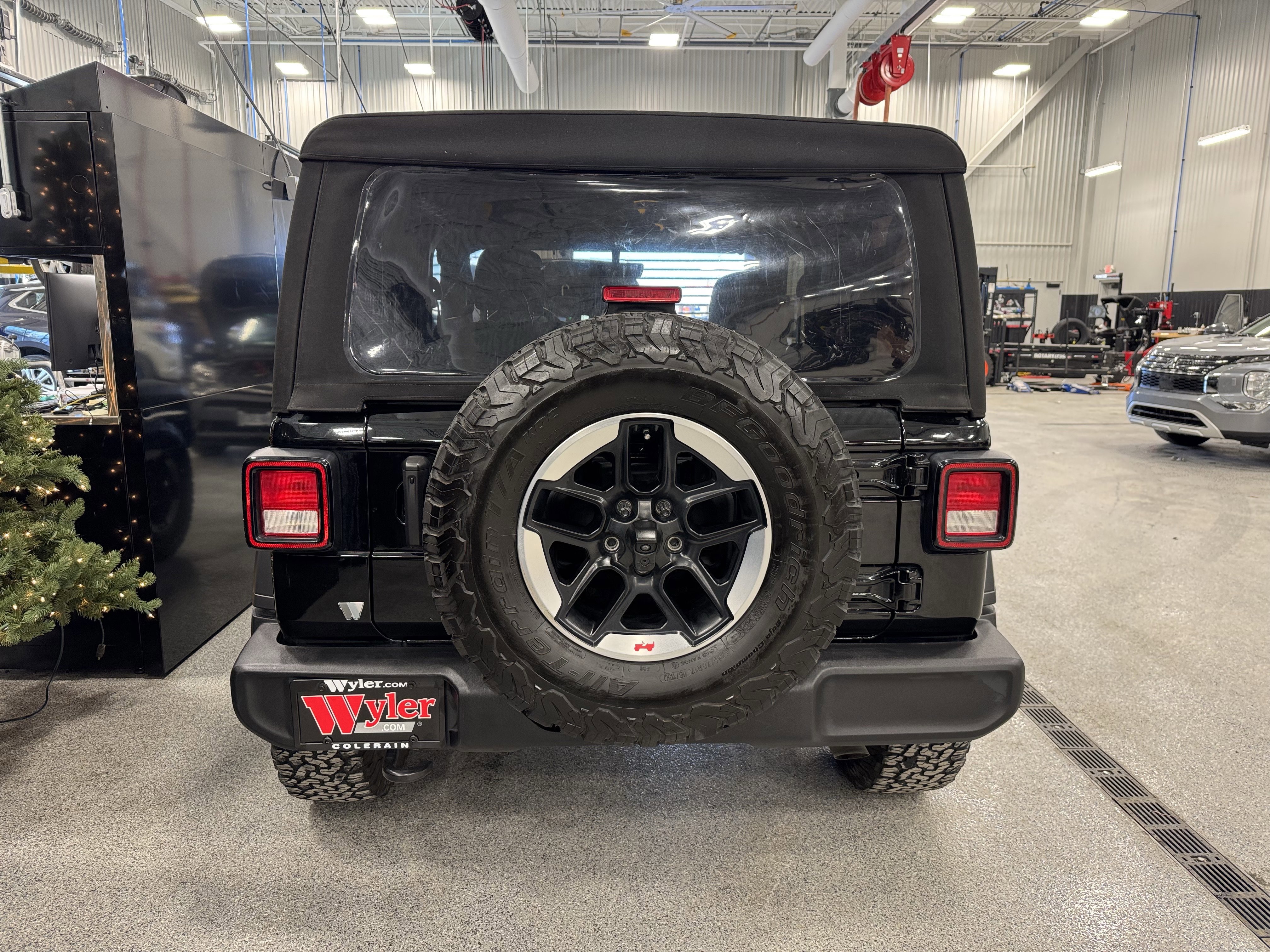 Used 2023 Jeep Wrangler Sport image 32