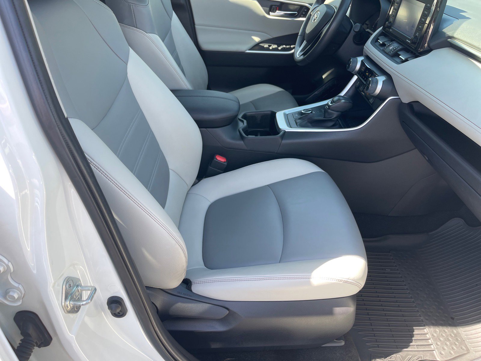 Used 2022 Toyota RAV4 XLE Premium AWD/4WD image 19
