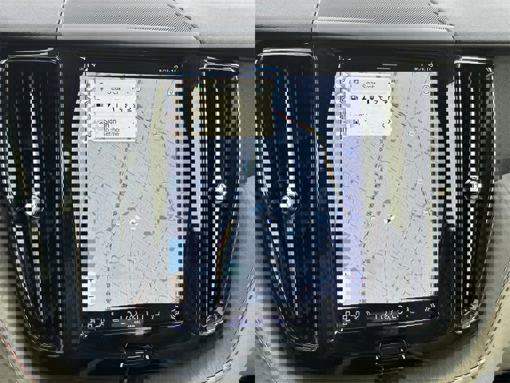 Used 2023 Volvo XC60 T8 Plus image 15