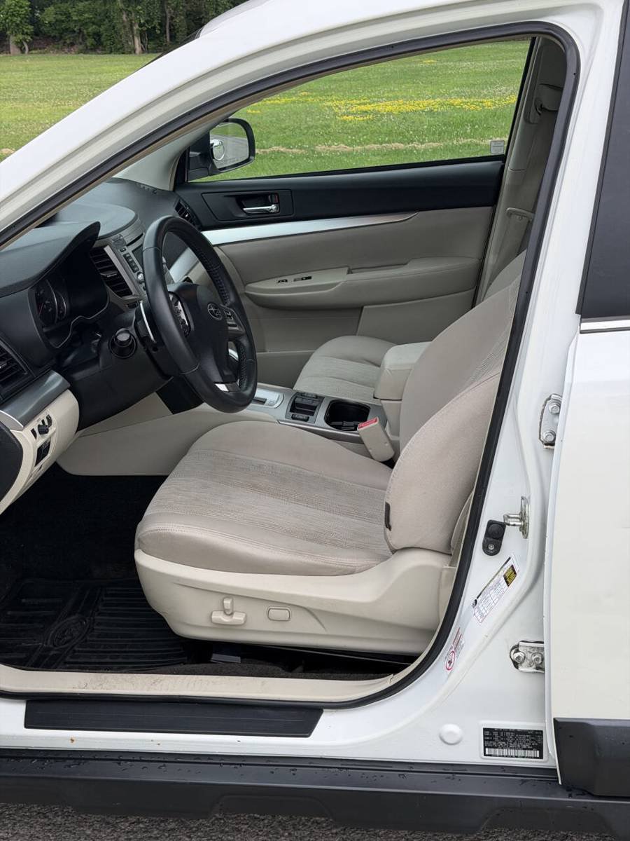 Used 2014 Subaru Outback 2.5i Premium AWD/4WD image 10