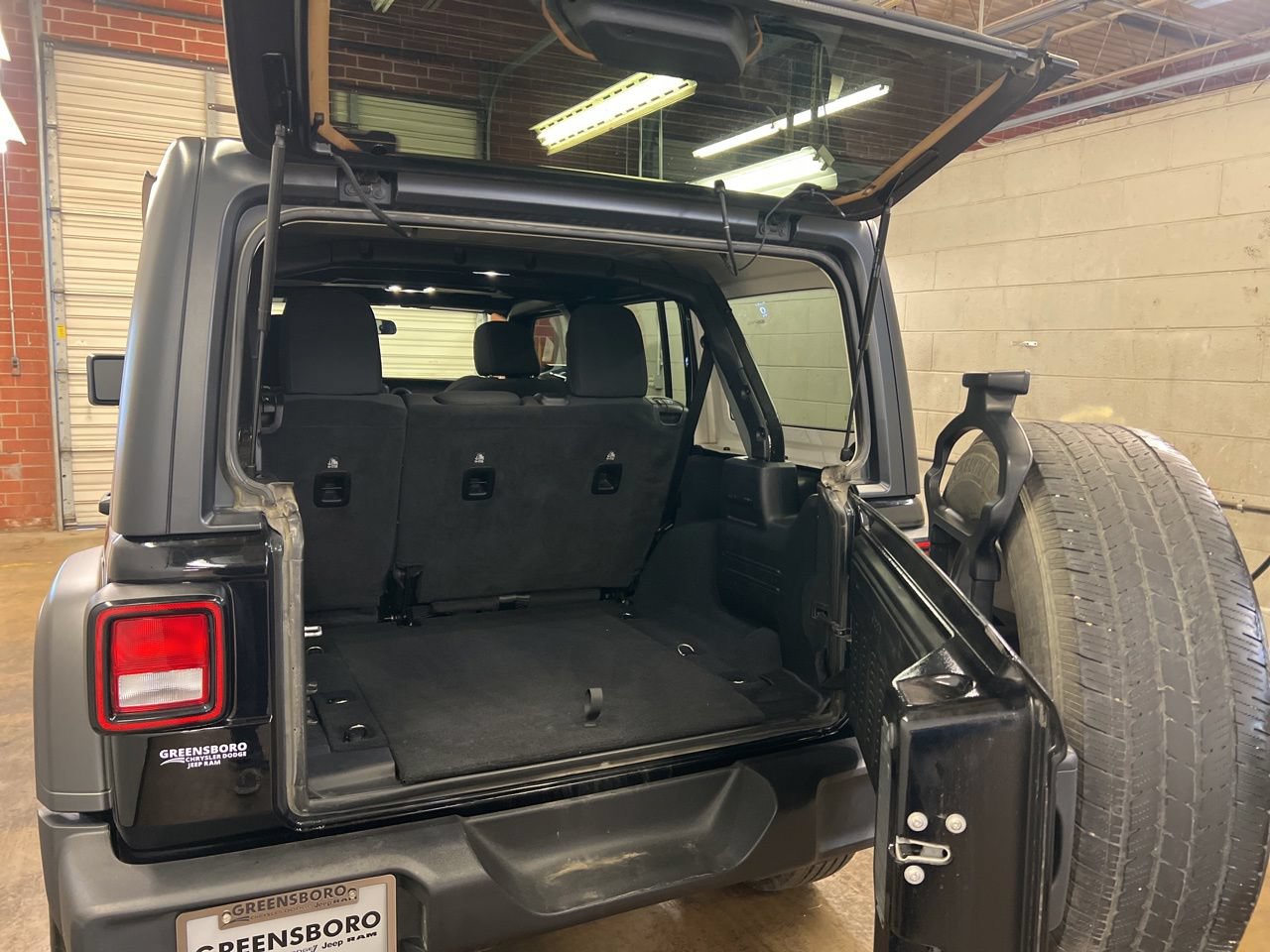 Used 2022 Jeep Wrangler Unlimited Sport AWD/4WD image 10