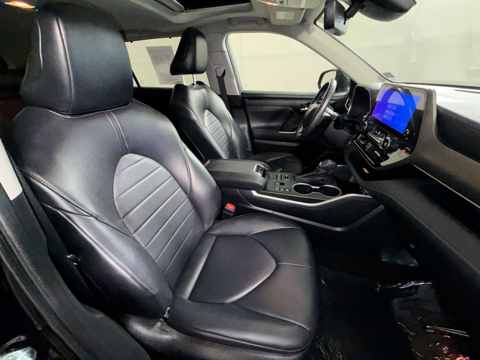 Used 2023 Toyota Highlander XLE AWD/4WD image 27
